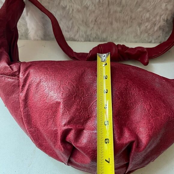 Great American Leather works Cherry red leather embossed knot shoulder bag. - Picture 5 of 13